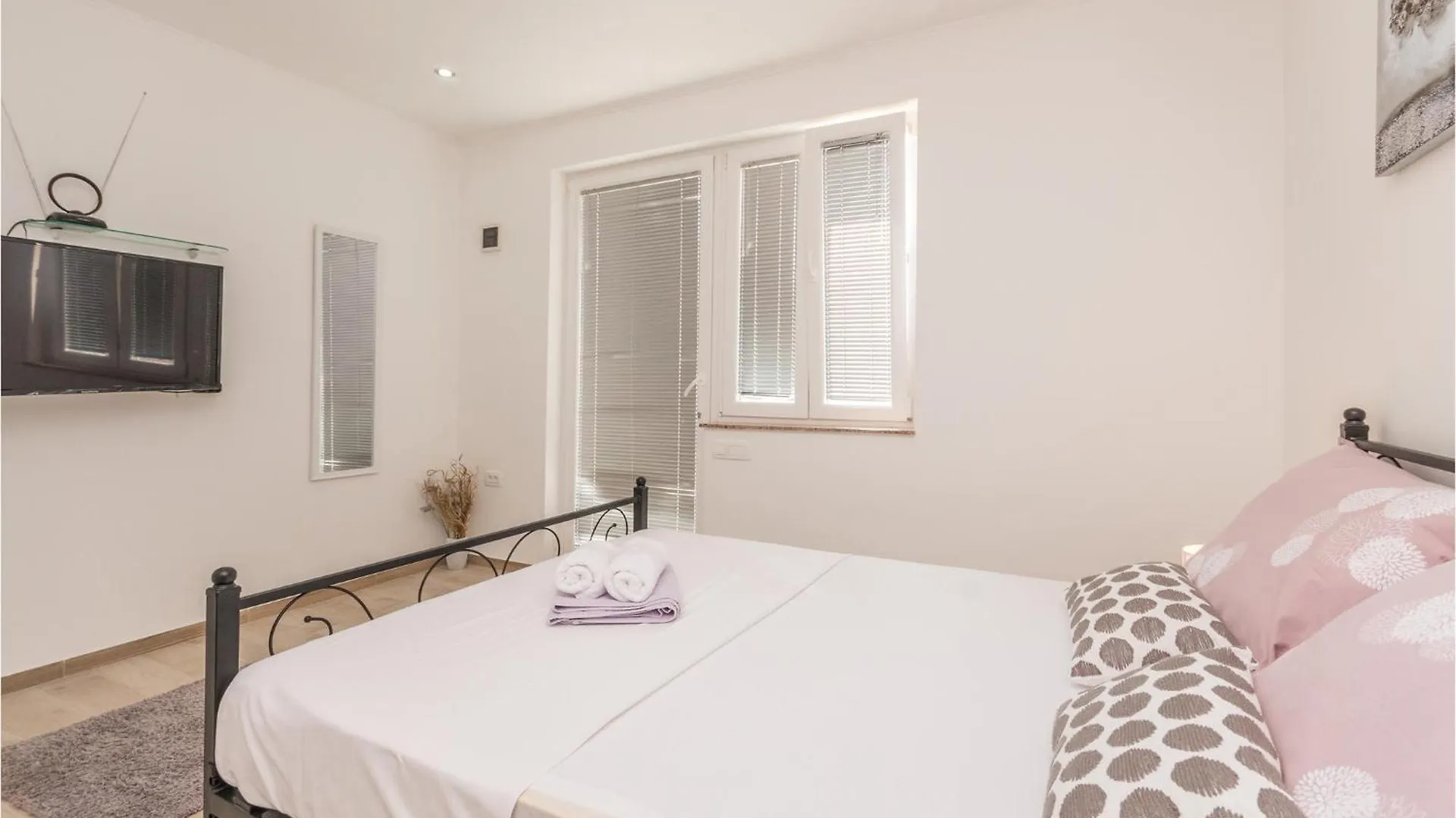 Holiday home Stunning Home In Galovac With Kitchen